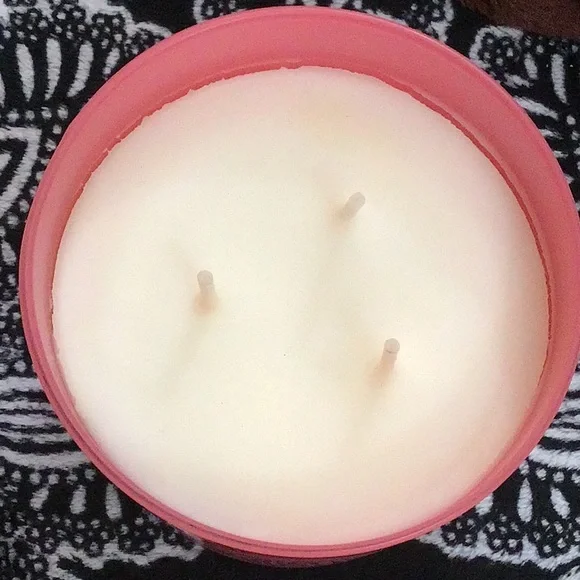 COPY - Bath and body works pink Prosecco frosting candle with glass lid - Picture 3 of 4